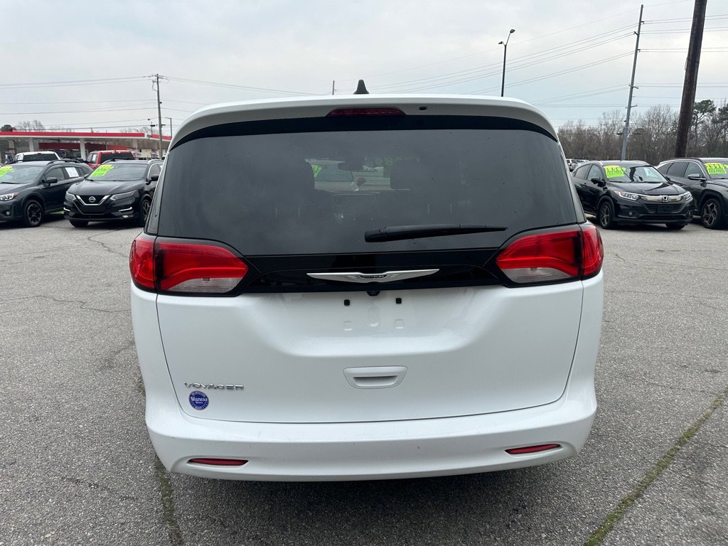 Used 2023 Chrysler Voyager LX image 4