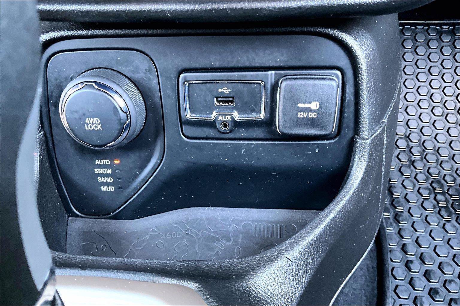 Used 2017 Jeep Renegade Latitude AWD/4WD image 32