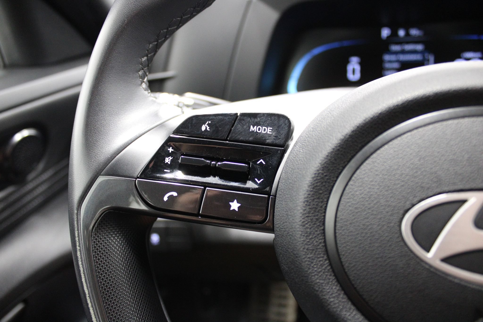 Used 2025 Hyundai Elantra Sport FWD image 38
