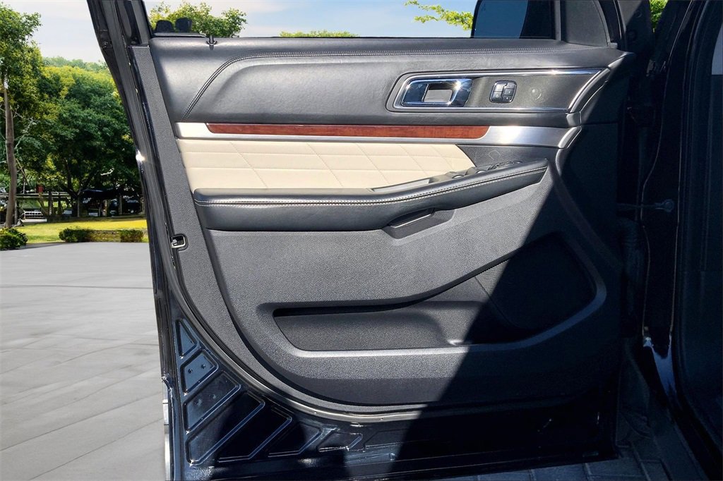 Used 2018 Ford Explorer Platinum image 19