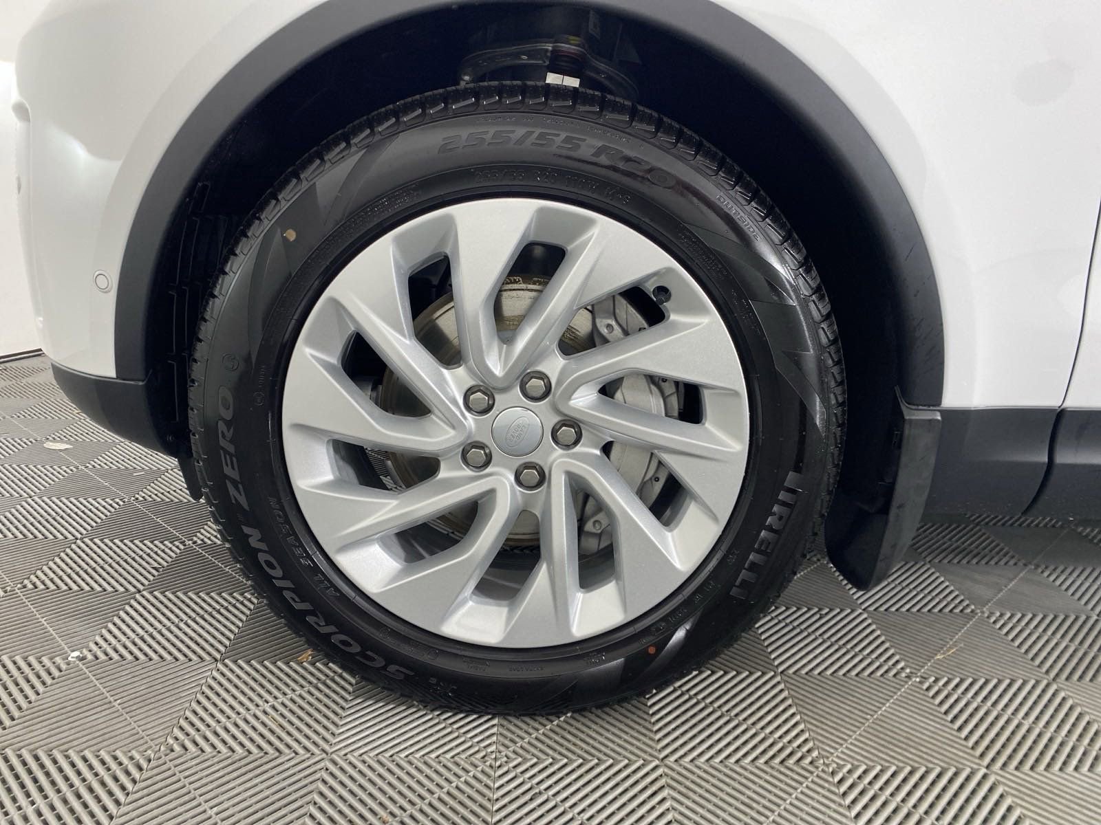 Certified 2025 Land Rover Discovery S image 9