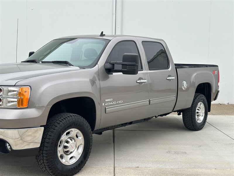 Used 2007 GMC Sierra 2500 SLE w/ Z71 Off-Road Package AWD/4WD image 9