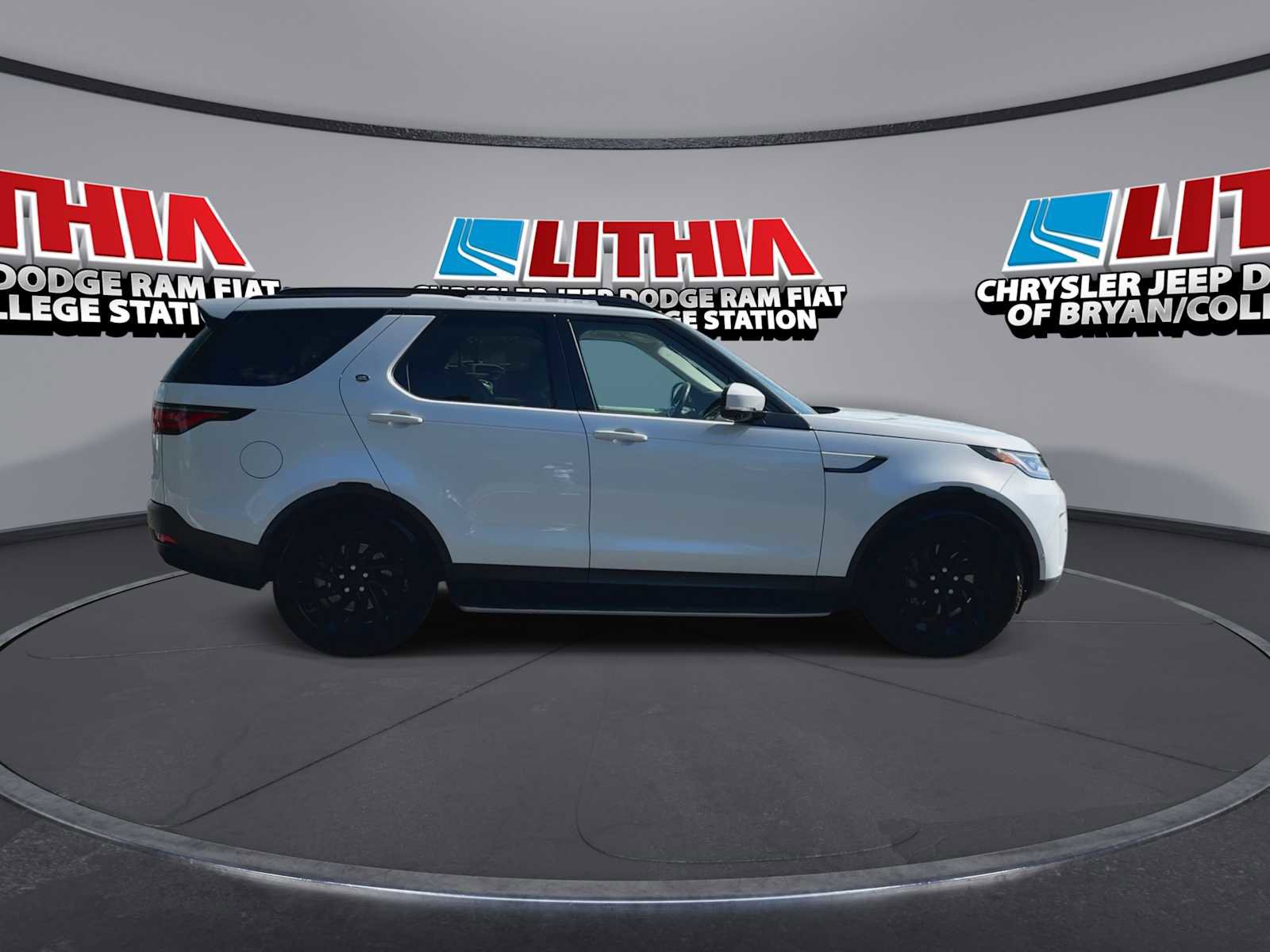 Used 2023 Land Rover Discovery S image 9