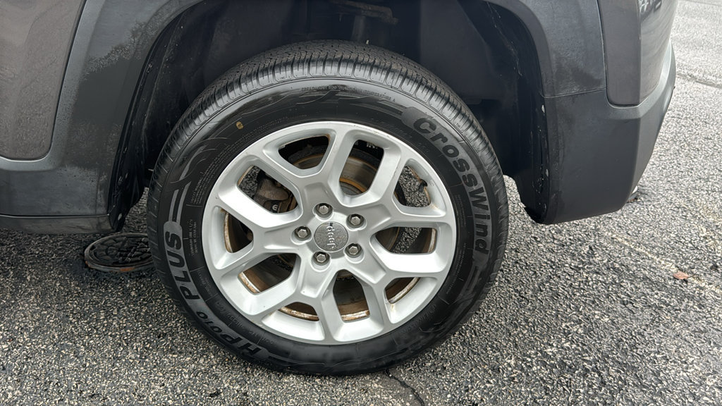 Used 2018 Jeep Renegade Latitude w/ Popular Equipment Group AWD/4WD image 10