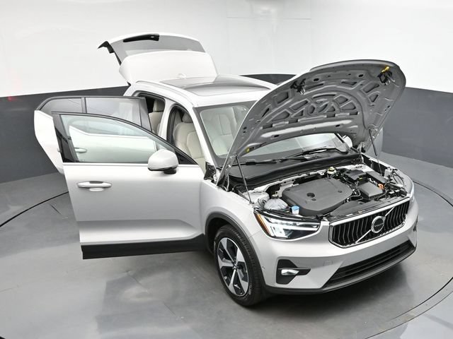 Used 2025 Volvo XC40 B5 Plus AWD/4WD image 47