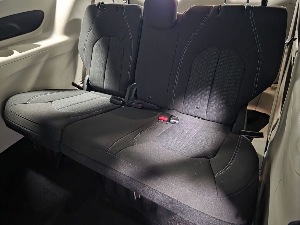 Used 2021 Chrysler Voyager LX w/ Cold Weather Group FWD image 11