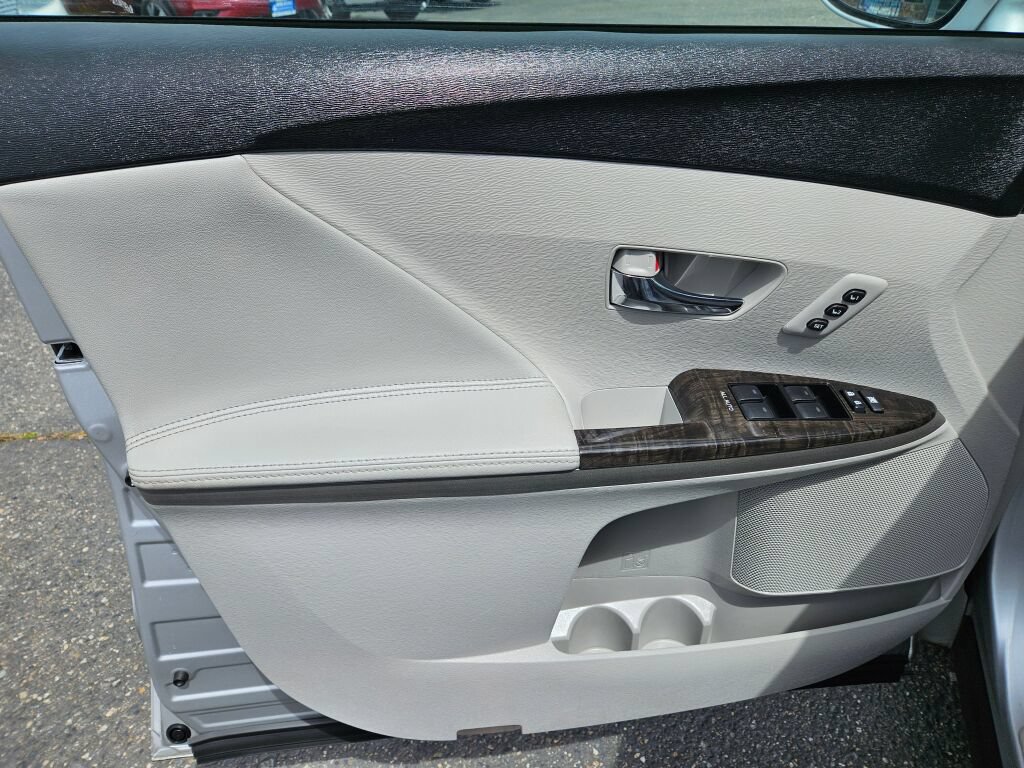 Used 2013 Toyota Venza XLE w/ Tow Prep Pkg AWD/4WD image 17