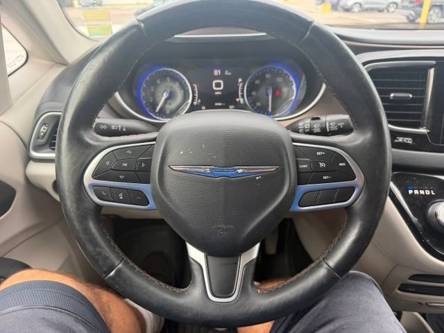 Used 2017 Chrysler Pacifica Touring-L Plus w/ Tire & Wheel Group FWD image 16
