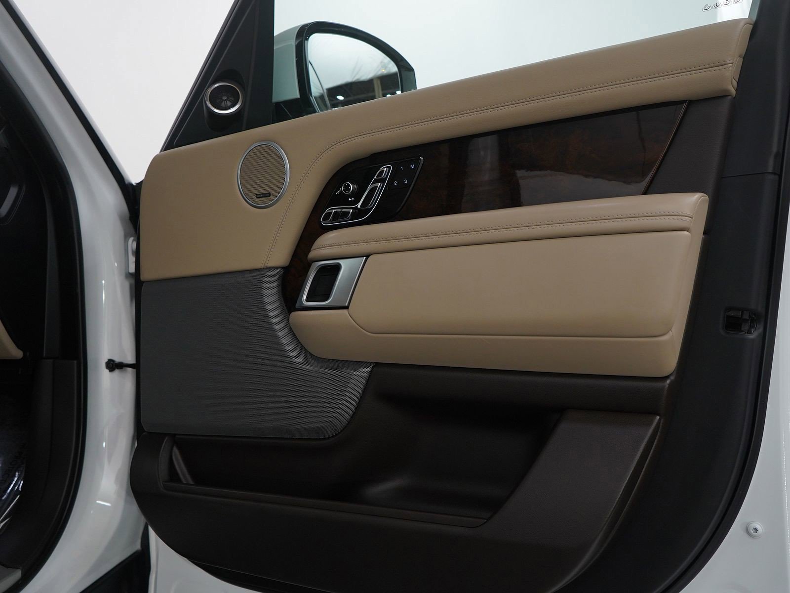 Used 2020 Land Rover Range Rover HSE image 9