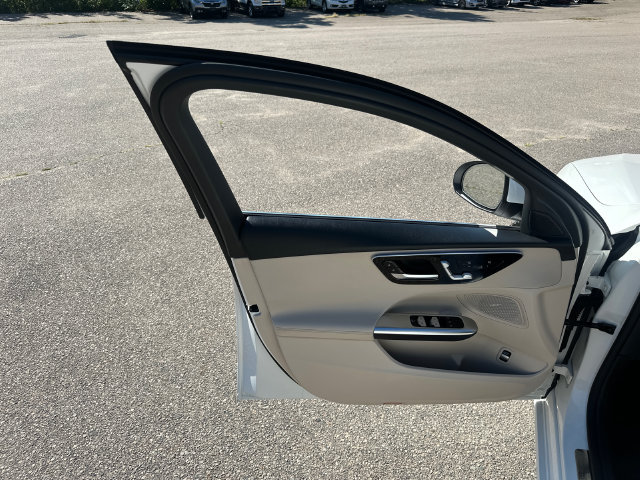 Used 2025 Mercedes-Benz C 300 4MATIC Sedan image 23