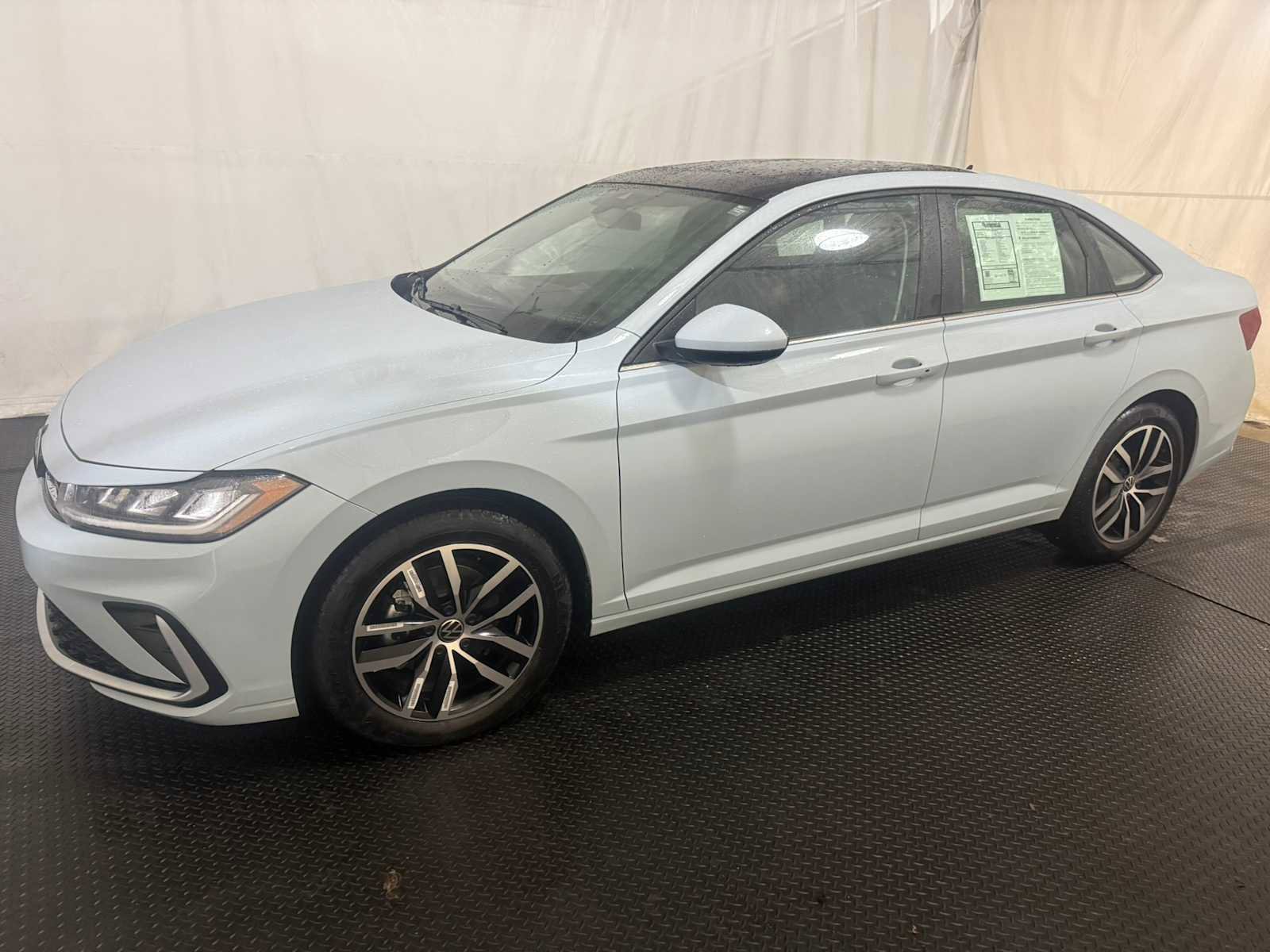 Certified 2025 Volkswagen Jetta SE w/ Sunroof Package image 2