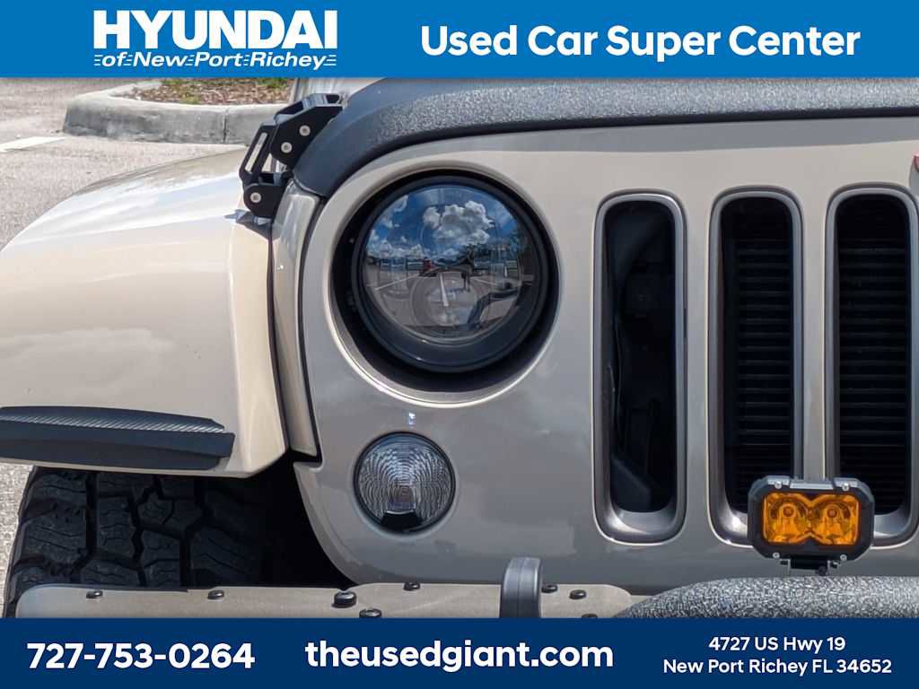 Used 2016 Jeep Wrangler Unlimited Sahara AWD/4WD image 9