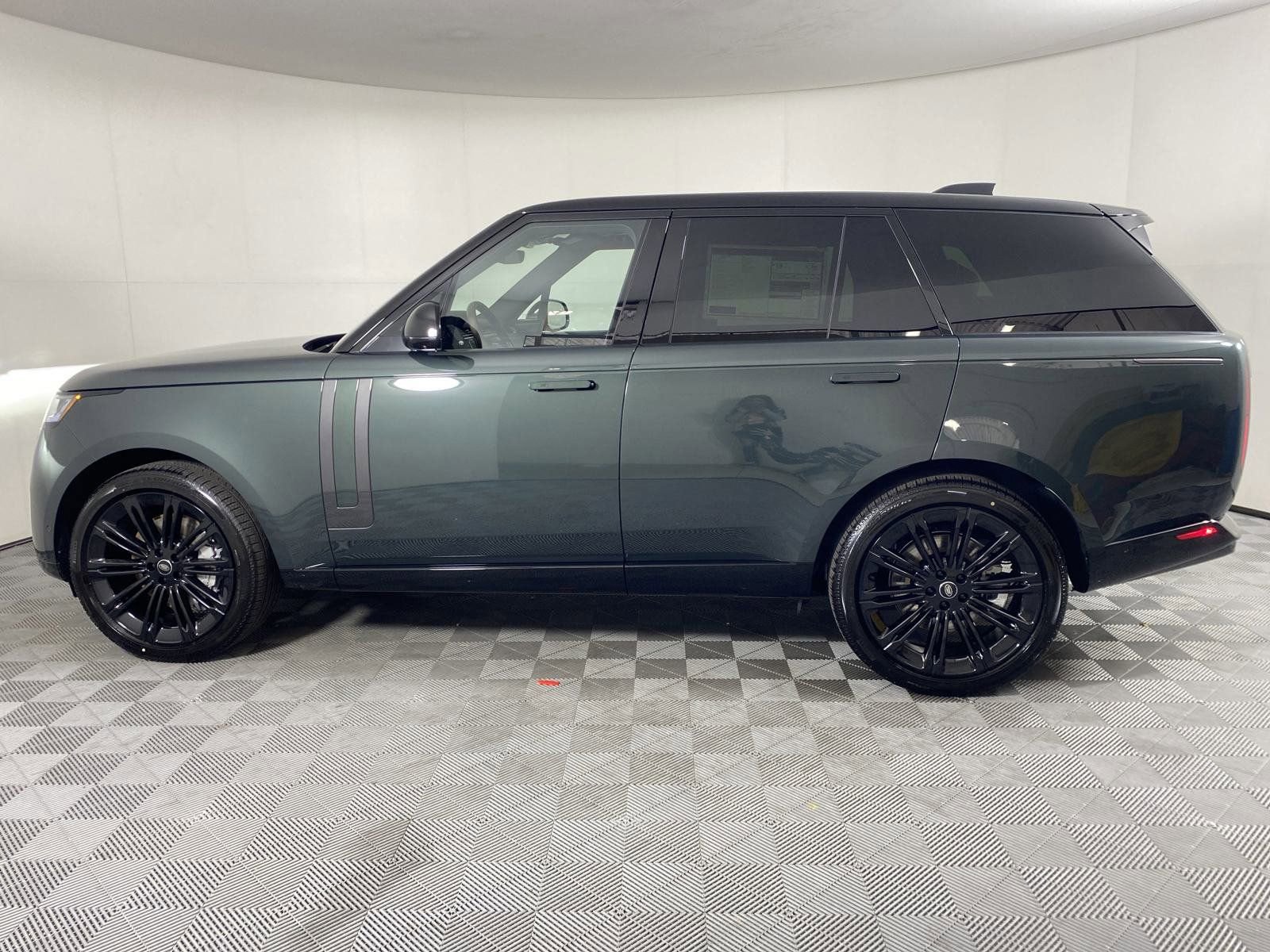 New 2025 Land Rover Range Rover SE image 2