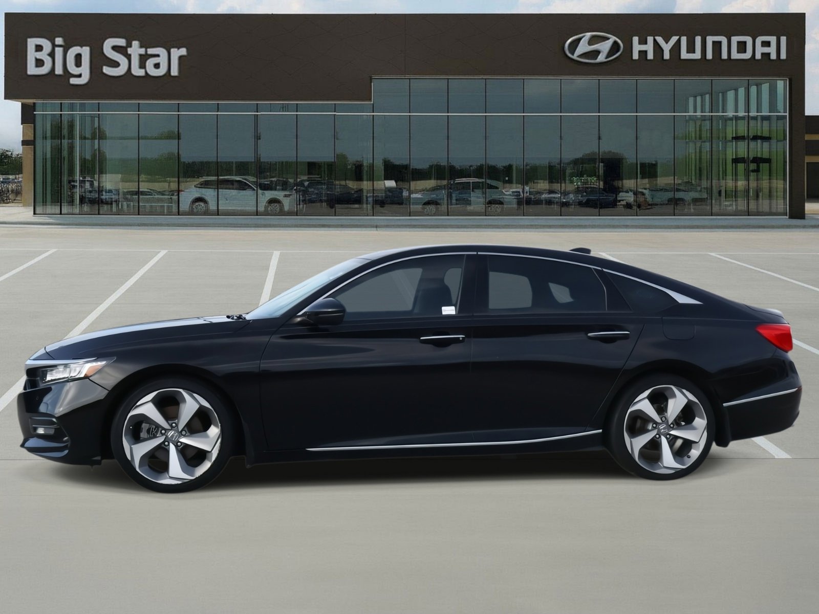 Used 2018 Honda Accord Touring image 2