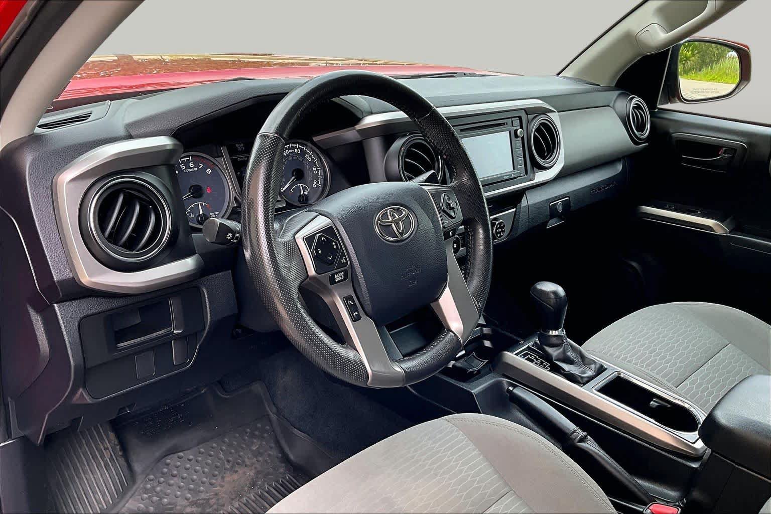 Used 2017 Toyota Tacoma SR5 AWD/4WD image 18