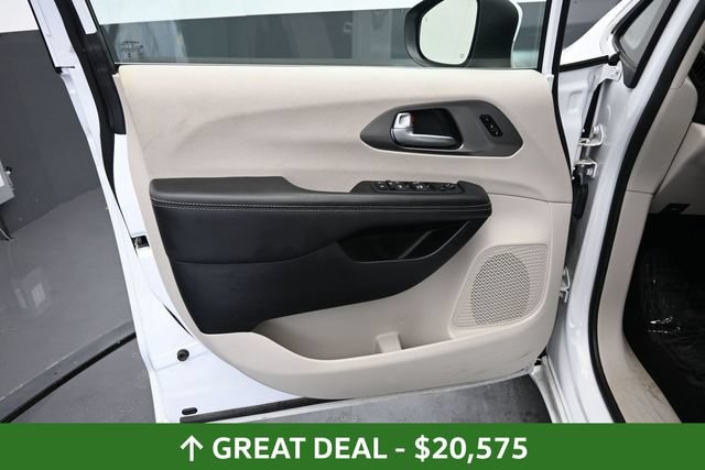 Used 2023 Chrysler Pacifica Touring-L FWD image 19