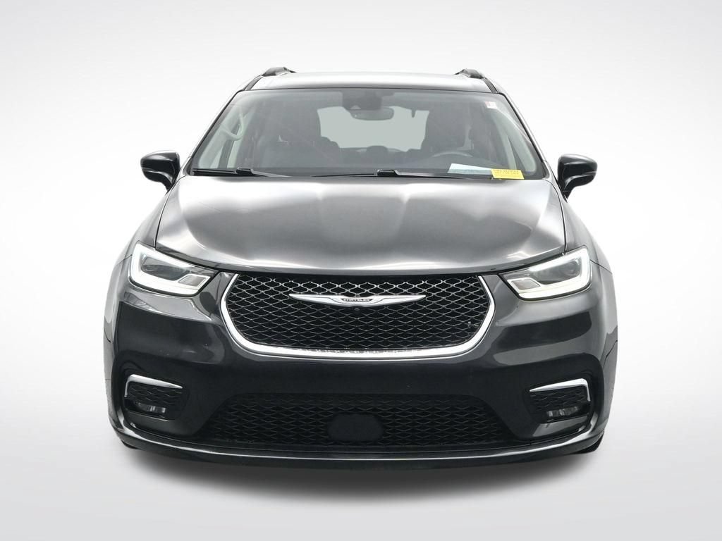 Used 2022 Chrysler Pacifica Touring-L FWD image 2