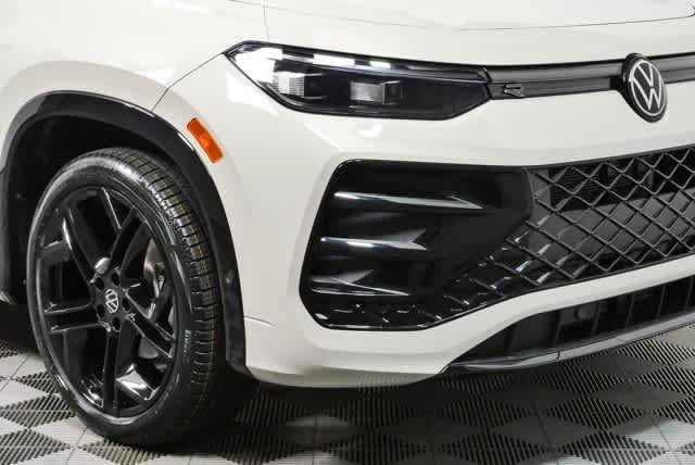 New 2026 Volkswagen Tiguan SE R-Line FWD image 38