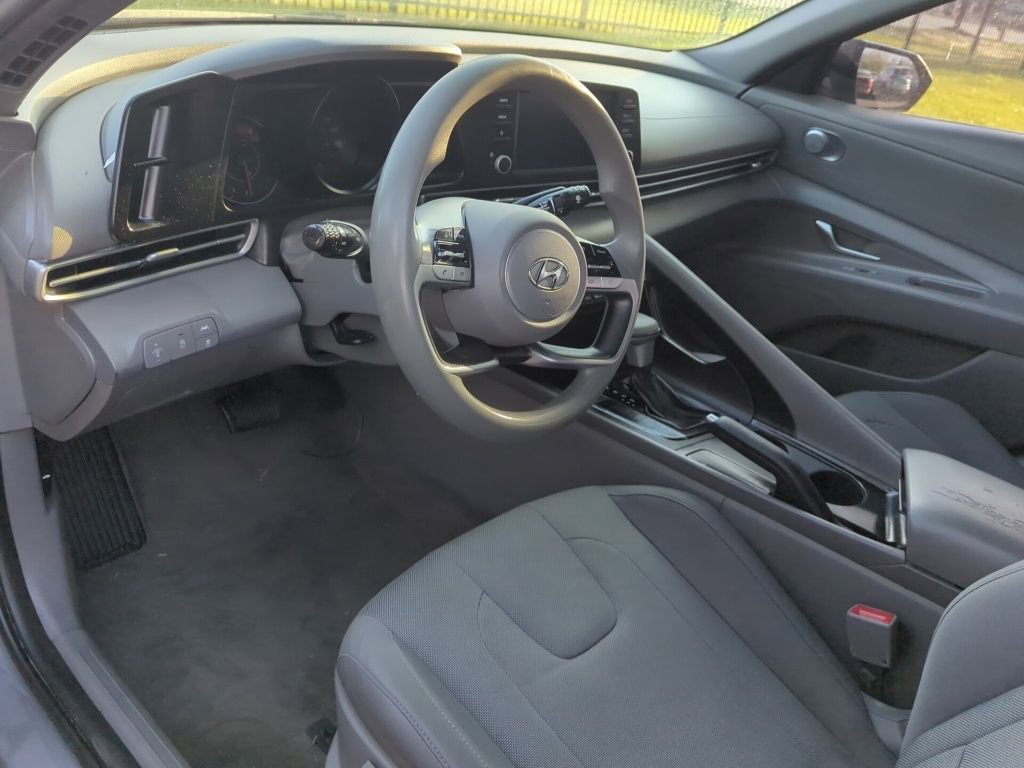 Used 2022 Hyundai Elantra SE FWD image 7