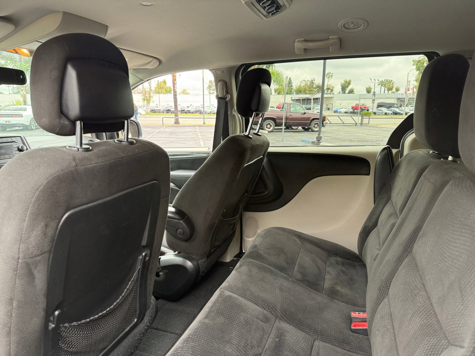 Used 2017 Dodge Grand Caravan SE w/ UConnect Hands-Free Group image 16