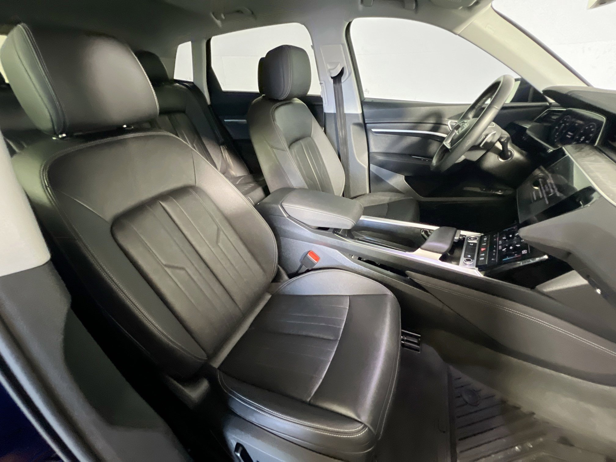 Used 2022 Audi e-tron Premium w/ Convenience Plus Package image 31