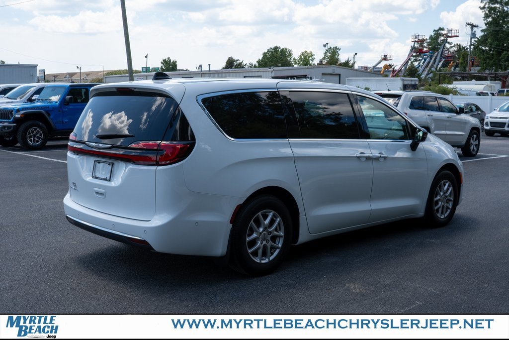 New 2025 Chrysler Pacifica Select w/ Uconnect Theater Family Group image 6