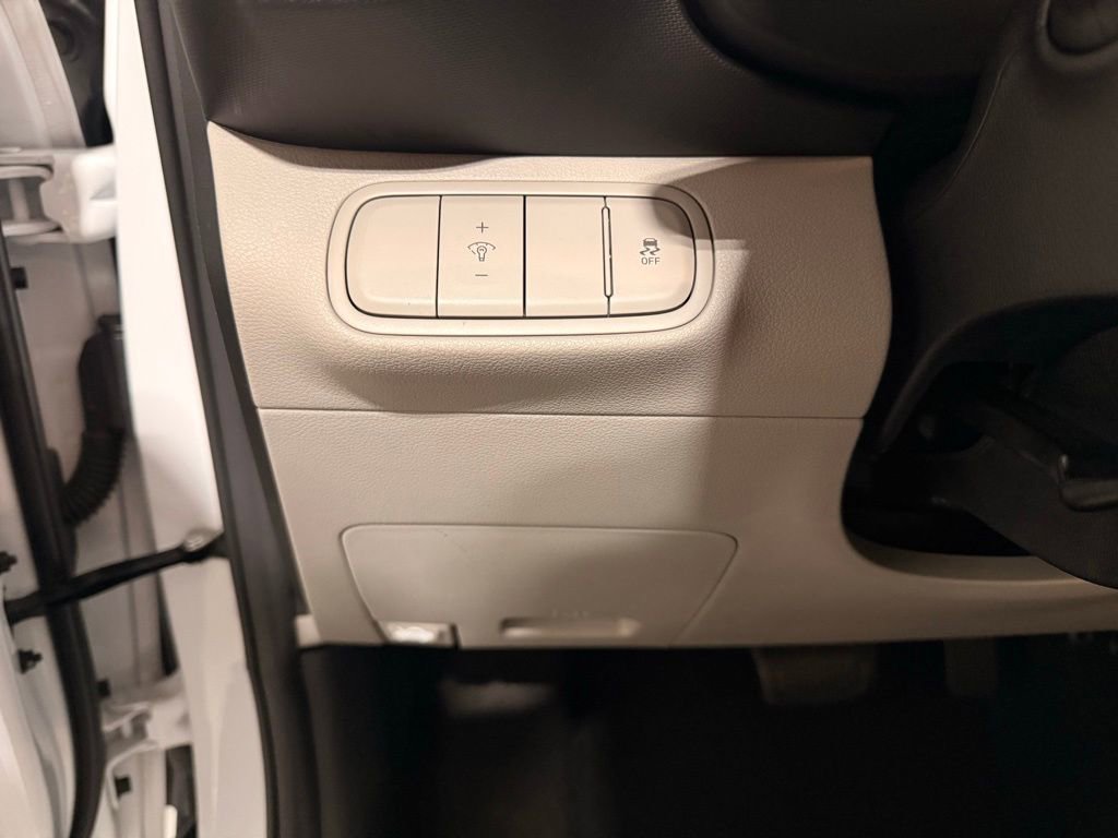 Used 2025 Hyundai Venue SEL FWD image 14
