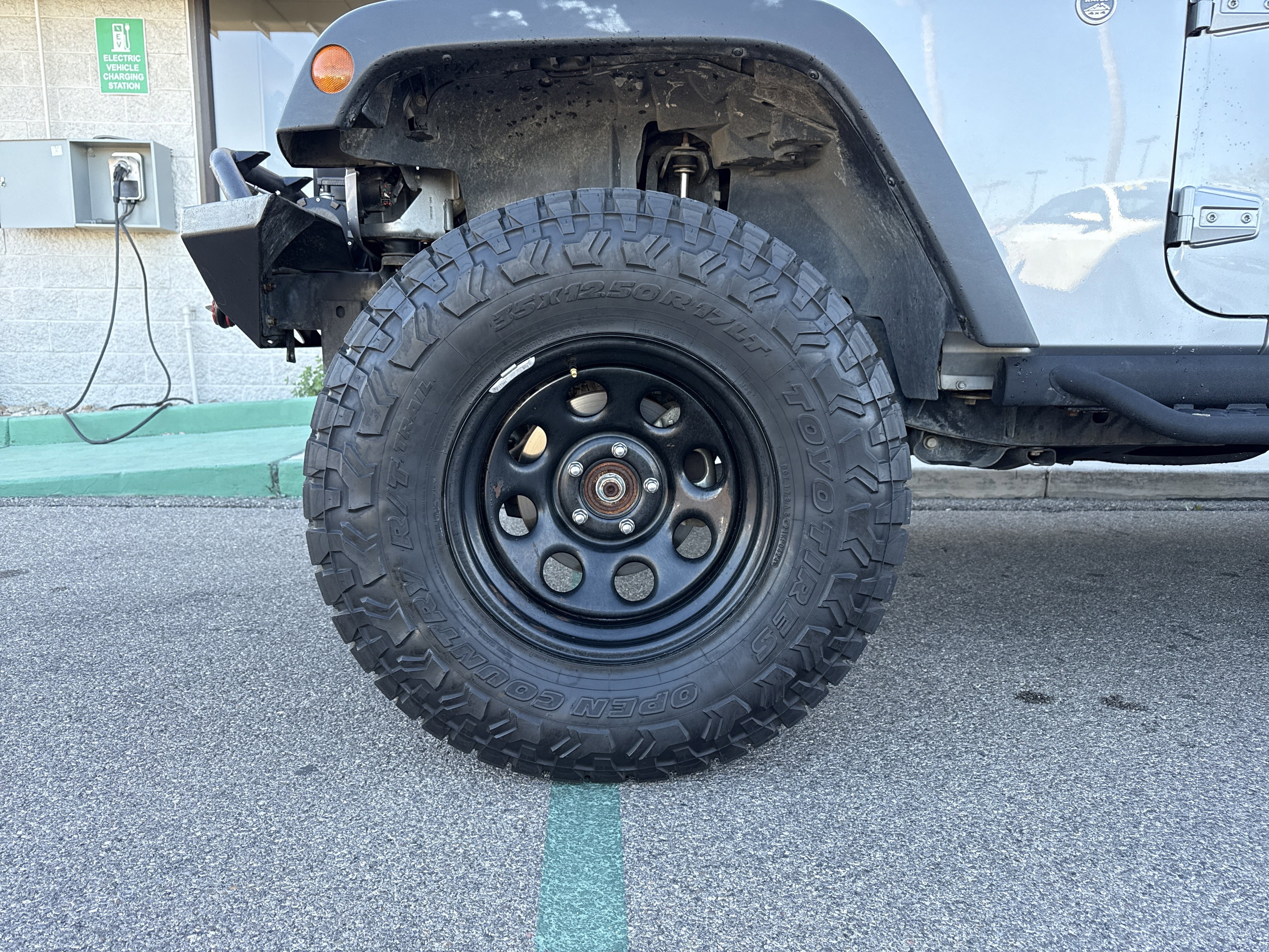 Used 2015 Jeep Wrangler Unlimited Rubicon w/ Connectivity Group image 5