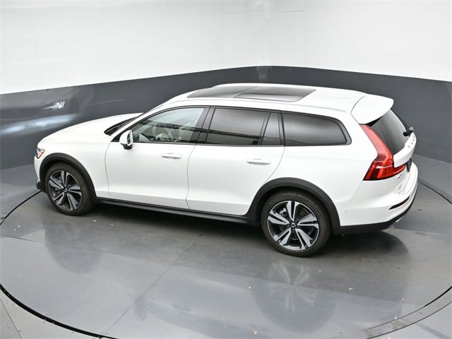 Used 2024 Volvo V60 B5 Cross Country Plus image 47