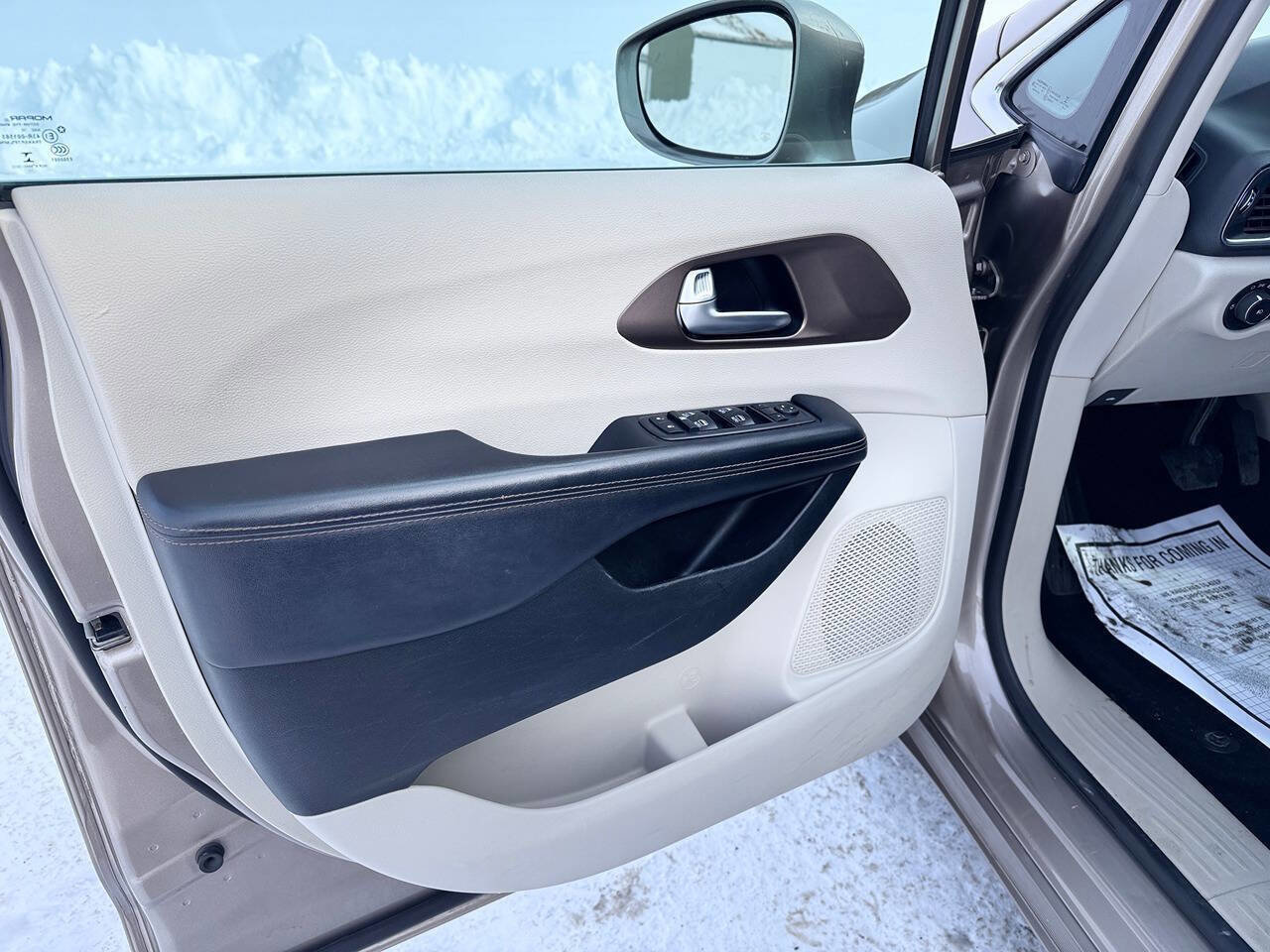 Used 2017 Chrysler Pacifica Touring-L Plus image 7