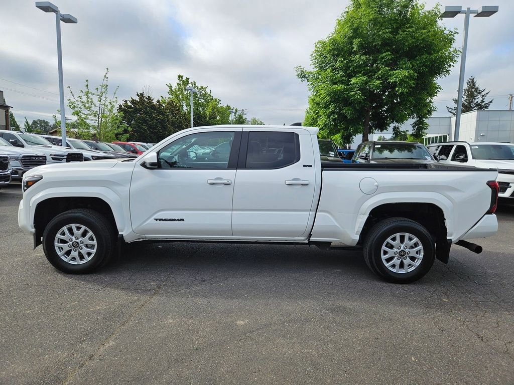 Used 2025 Toyota Tacoma SR5 AWD/4WD image 4