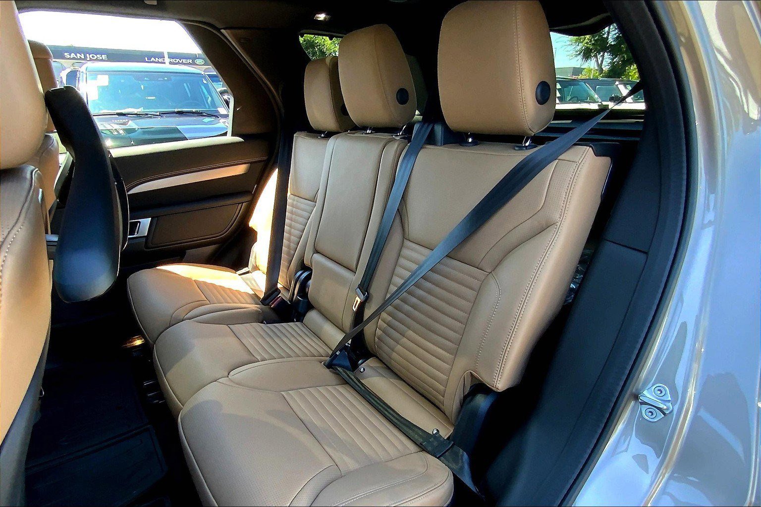 New 2025 Land Rover Discovery Dynamic SE image 11