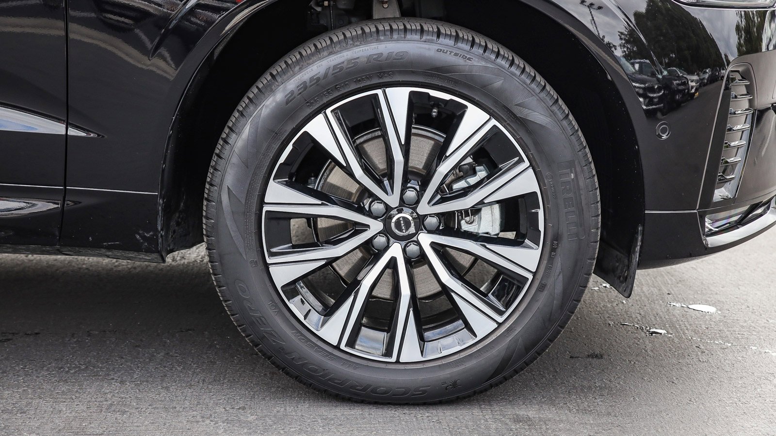 Used 2025 Volvo XC60 B5 Plus image 6