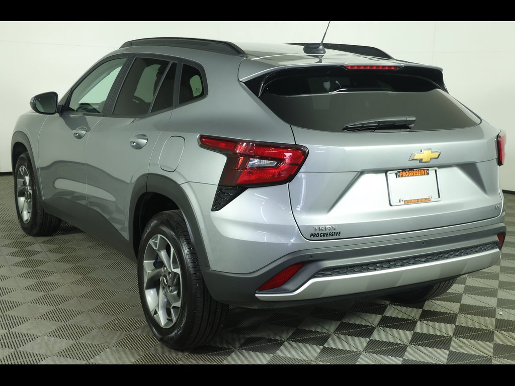 Used 2025 Chevrolet Trax LT w/ Driver Confidence Package FWD image 14