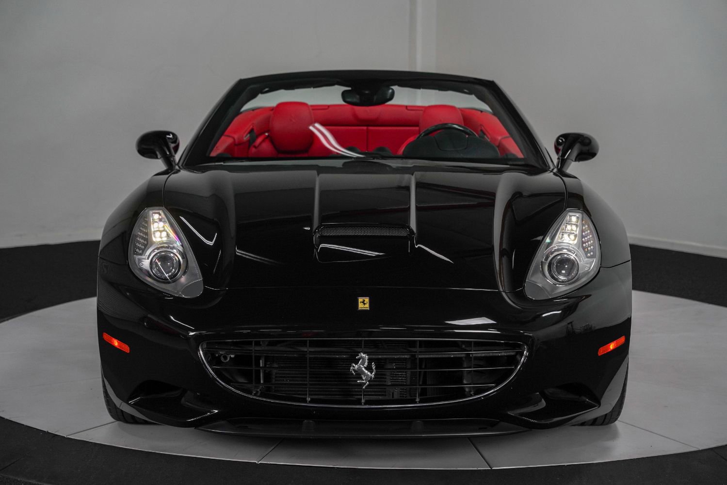 Used 2010 Ferrari California RWD image 13
