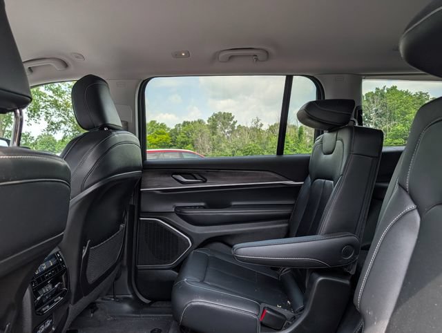 Used 2022 Jeep Grand Cherokee L Limited AWD/4WD image 16