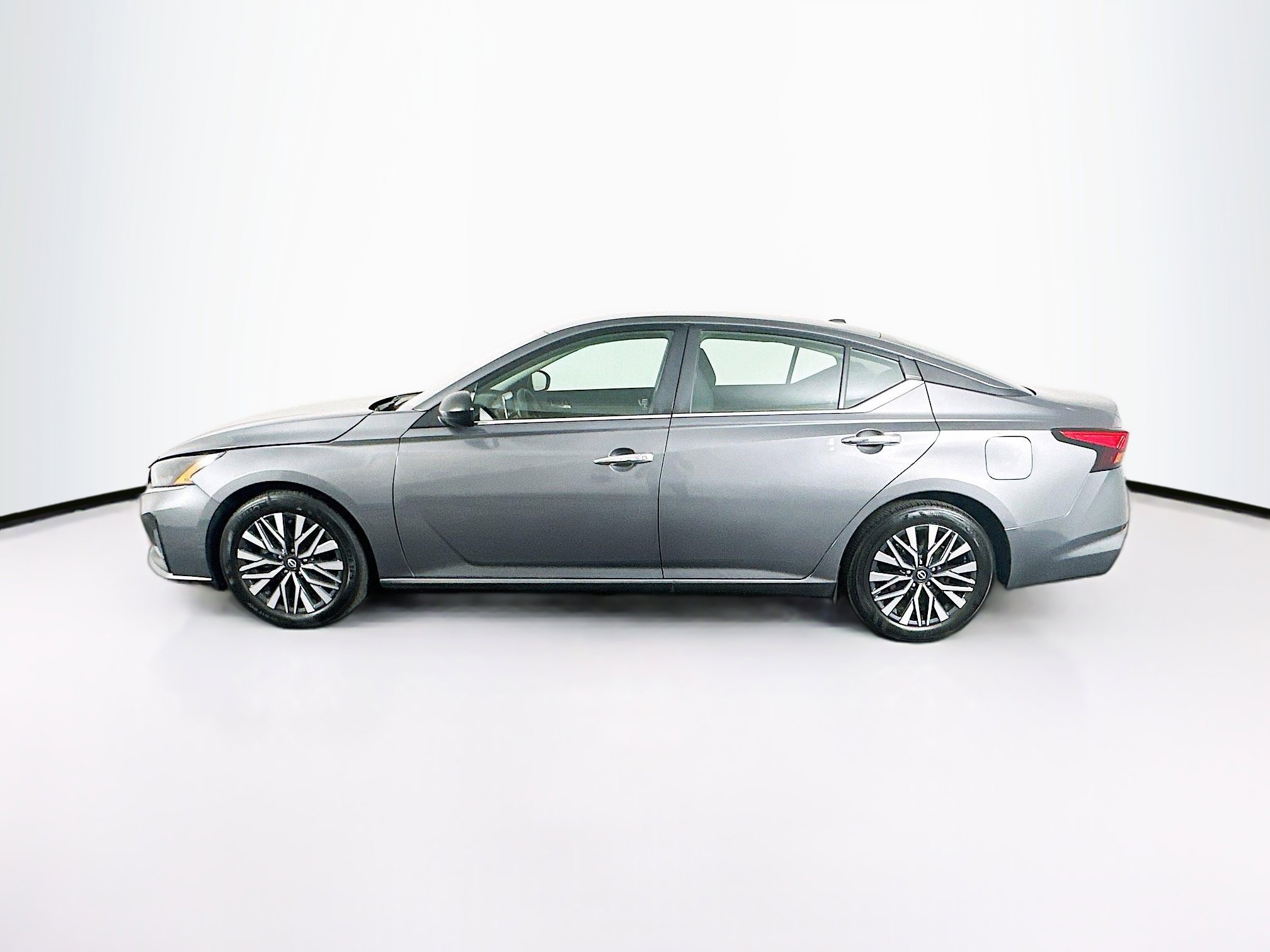 Used 2025 Nissan Altima 2.5 SV FWD image 4