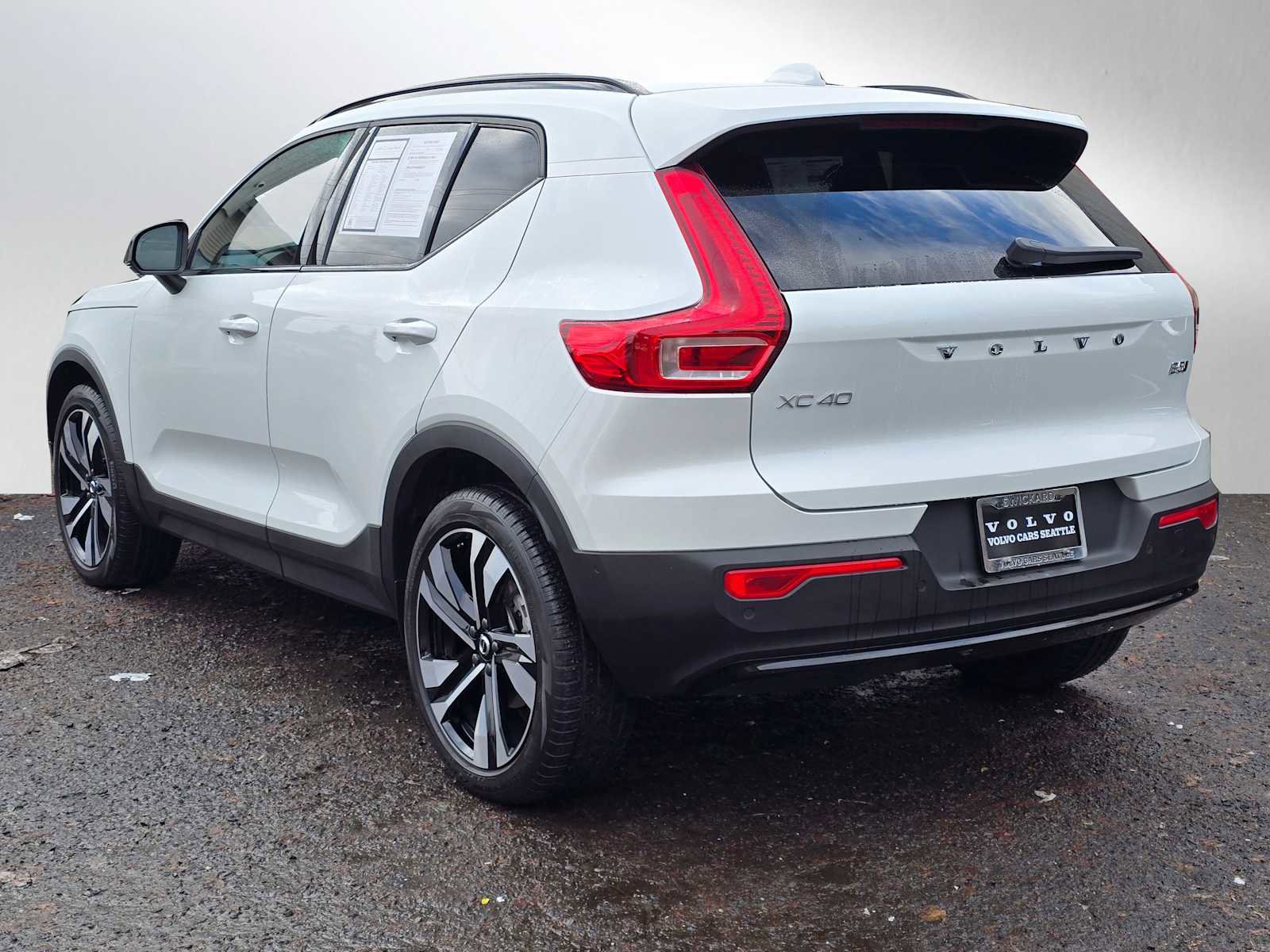 Certified 2024 Volvo XC40 B5 Ultimate w/ Climate Package image 13