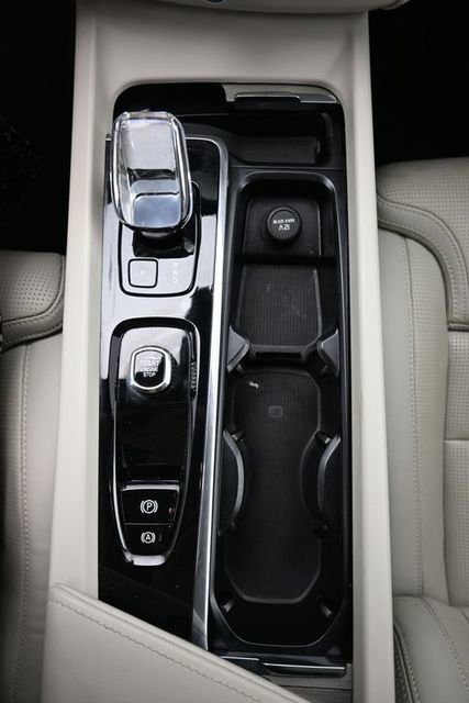 Used 2023 Volvo XC60 B6 Ultimate w/ Protection Package Premier image 11