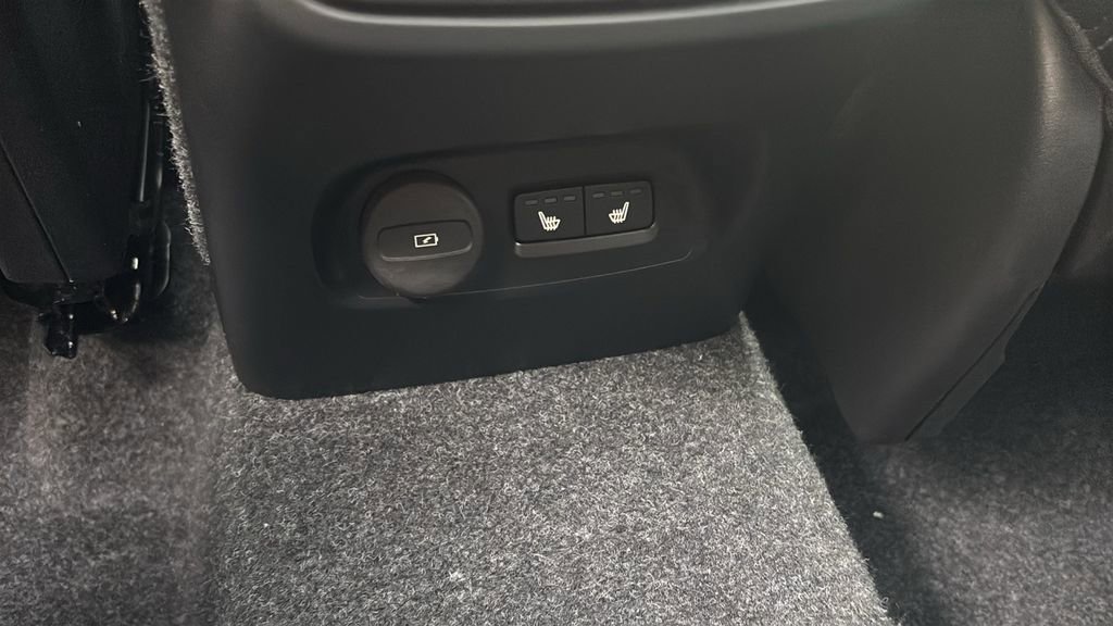 Certified 2026 Volvo XC40 B5 Plus AWD/4WD image 9