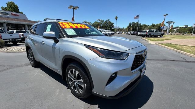 Used 2021 Toyota Highlander XLE AWD/4WD image 2