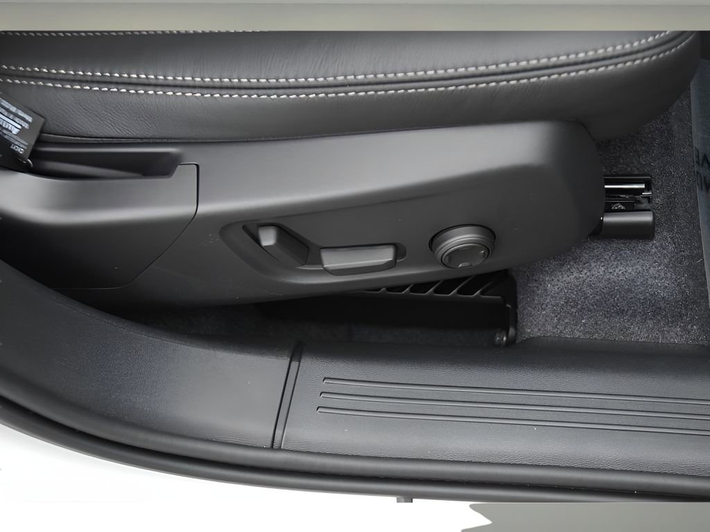 Certified 2025 Volvo XC40 B5 Ultra w/ Protection Package Premier image 25