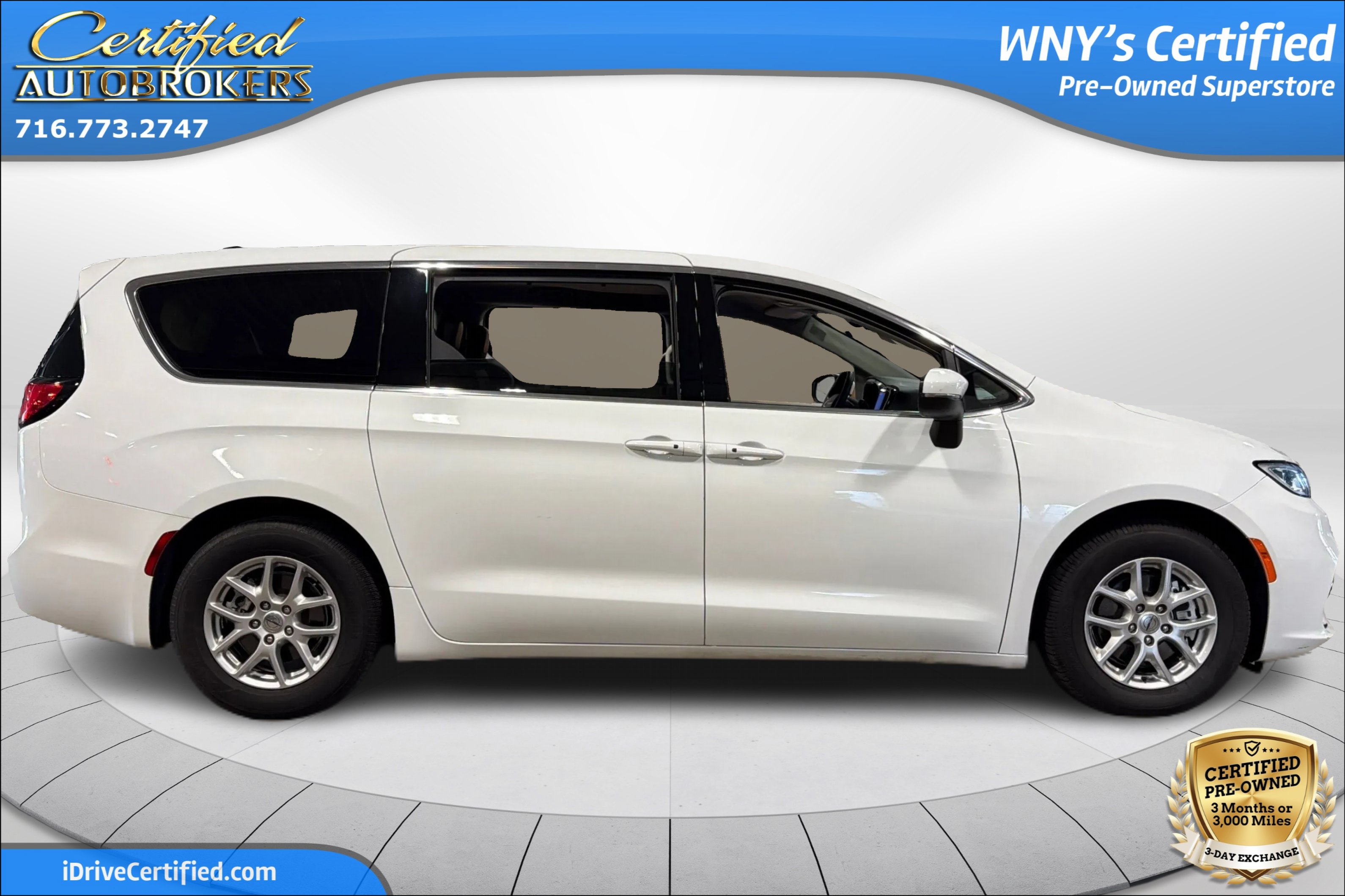 Used 2023 Chrysler Pacifica Touring-L FWD image 4