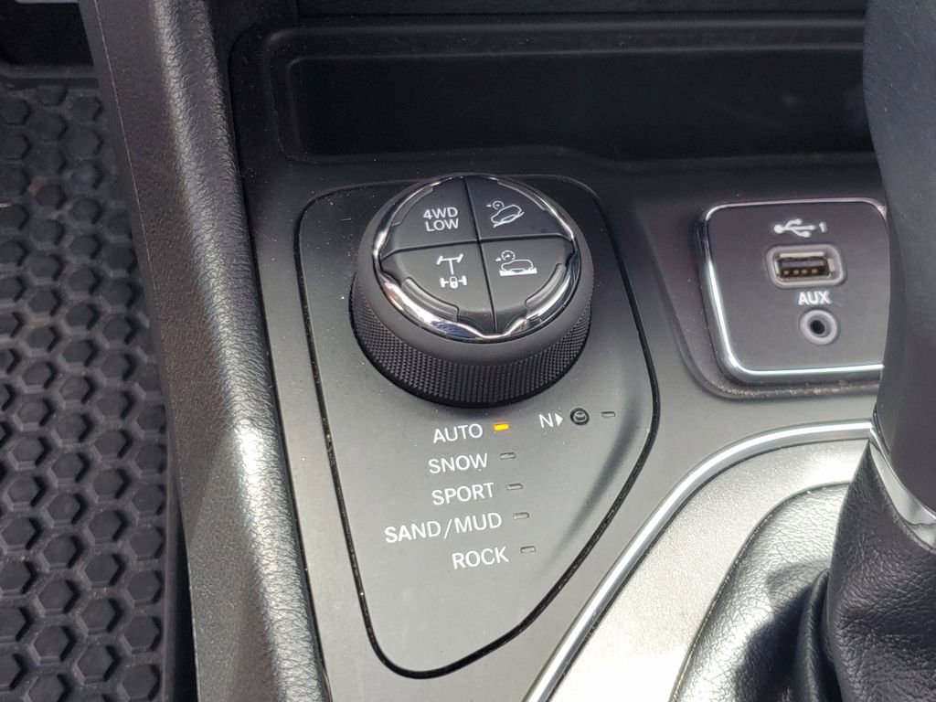 Used 2022 Jeep Cherokee Trailhawk AWD/4WD image 28