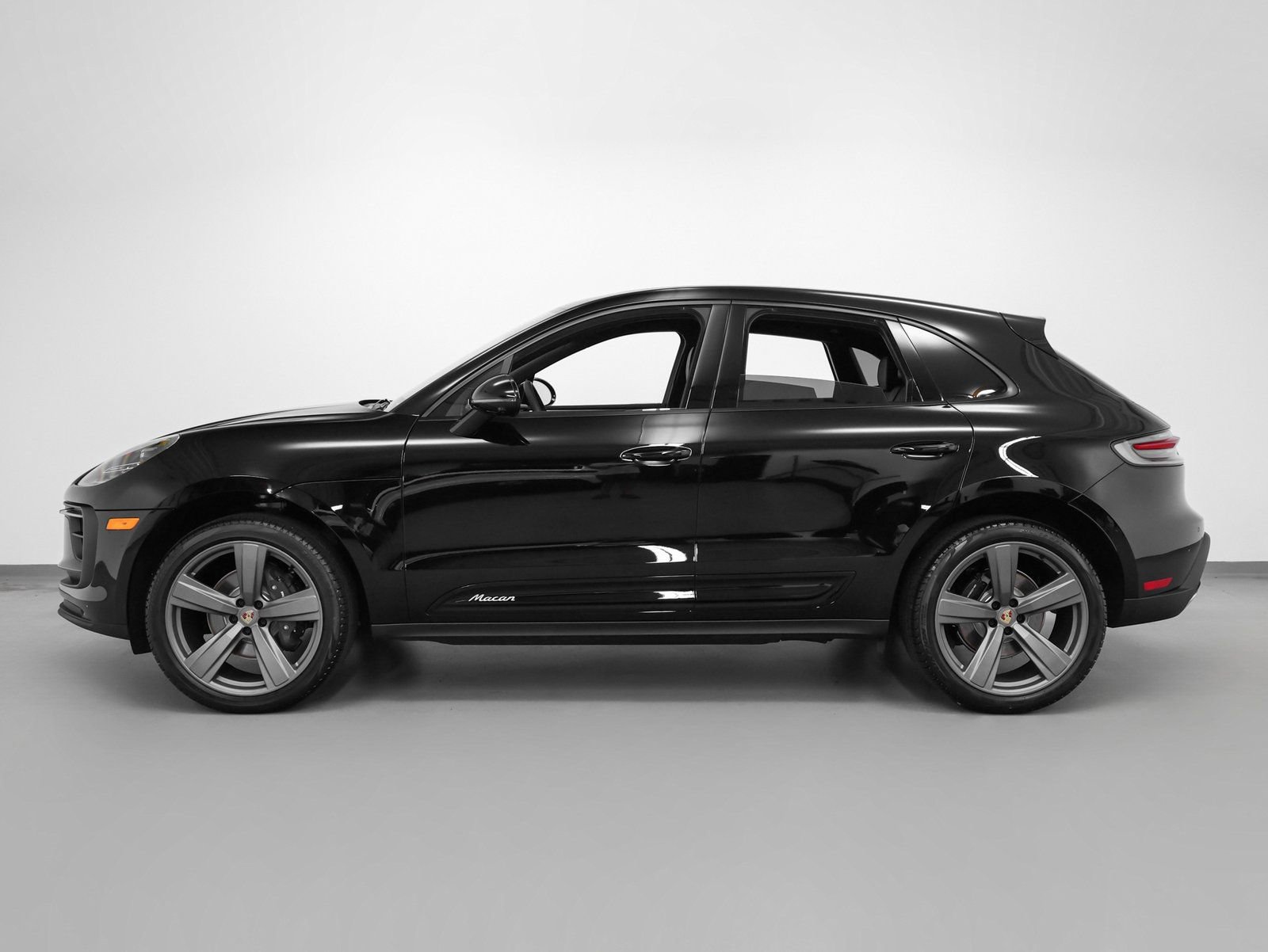 Certified 2025 Porsche Macan image 2