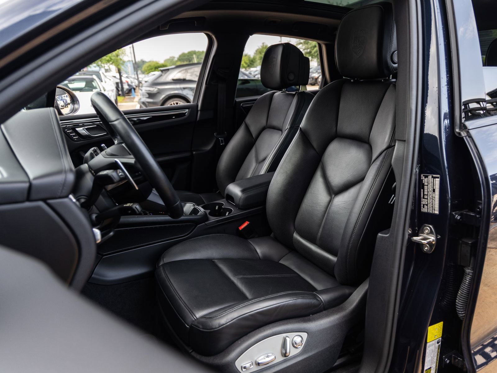 Certified 2023 Porsche Macan Turbo AWD/4WD image 5
