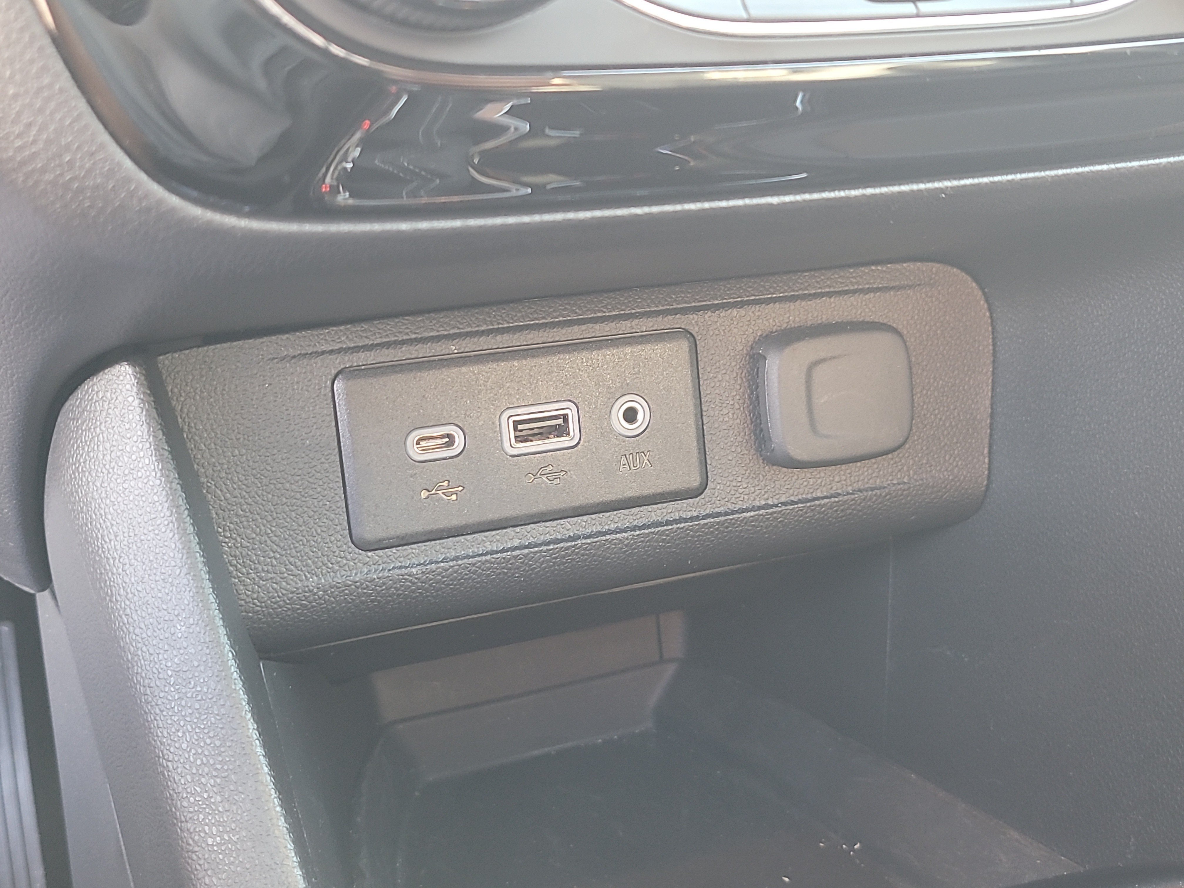 Used 2023 Buick Encore GX Essence w/ Experience Buick Package FWD image 26