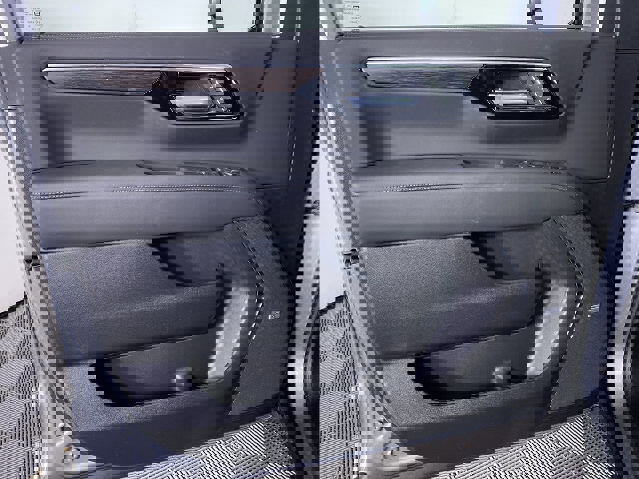 New 2026 Chevrolet Suburban Z71 image 13