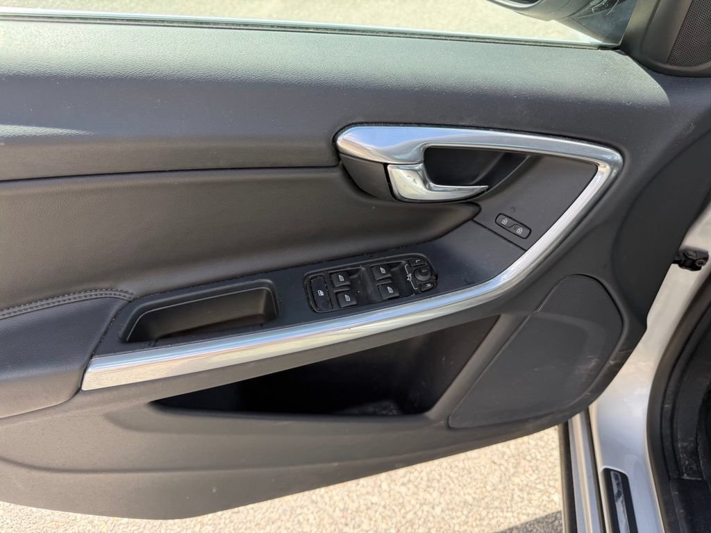 Used 2017 Volvo V60 T5 Premier w/ Convenience Package FWD image 22