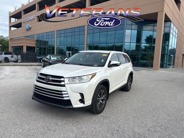 Used 2019 Toyota Highlander LE FWD image 1